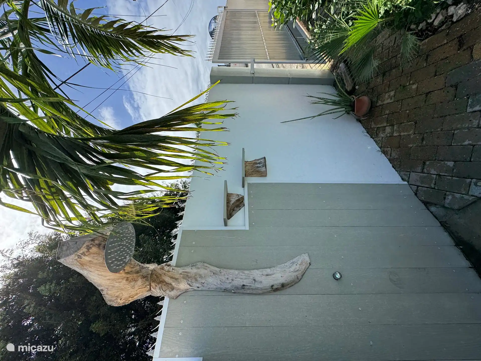 Douche extérieure au bord de la piscine commune 