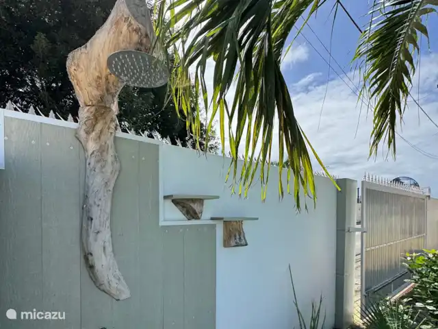 Location de Vacances Curaçao, Banda Ariba (est), Jan Thiel, maison de vacances - Casita Apapacho Puru Jan Thiel  Douche extérieure au bord de la piscine commune