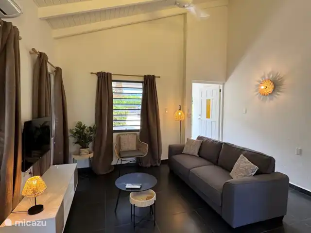 Location de Vacances Curaçao, Banda Ariba (est), Jan Thiel, maison de vacances - Casita Apapacho Puru Jan Thiel  Salon avec canapé 3 personnes, fauteuil, télévision connectée, ventilateur de plafond et climatisation.