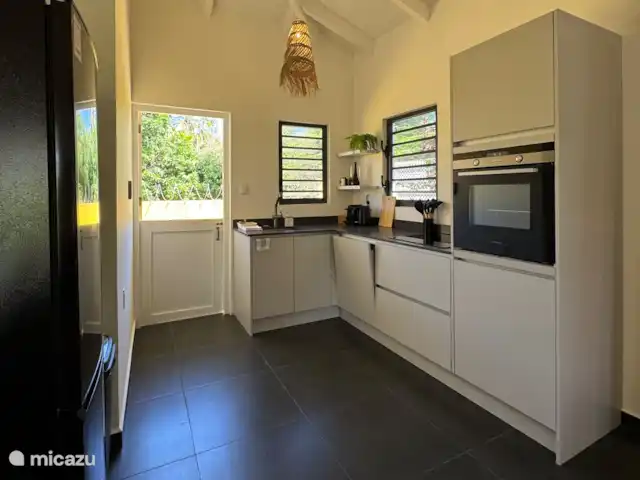 Location de Vacances Curaçao, Banda Ariba (est), Jan Thiel, maison de vacances - Casita Apapacho Puru Jan Thiel  Cuisine complète, avec lave-vaisselle intégré, four, plaque à induction, réfrigérateur, Nespresso, bouilloire et le reste des nécessités de la cuisine.