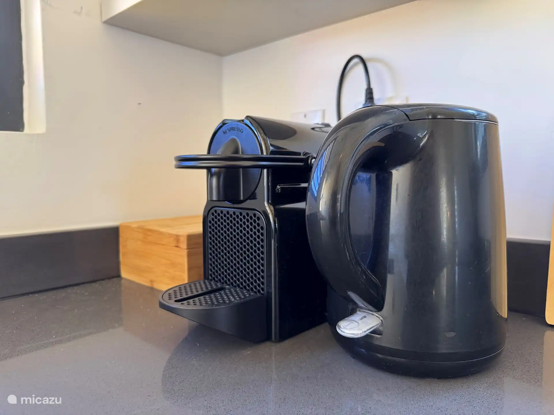 Une machine nespresso et une bouilloire. 