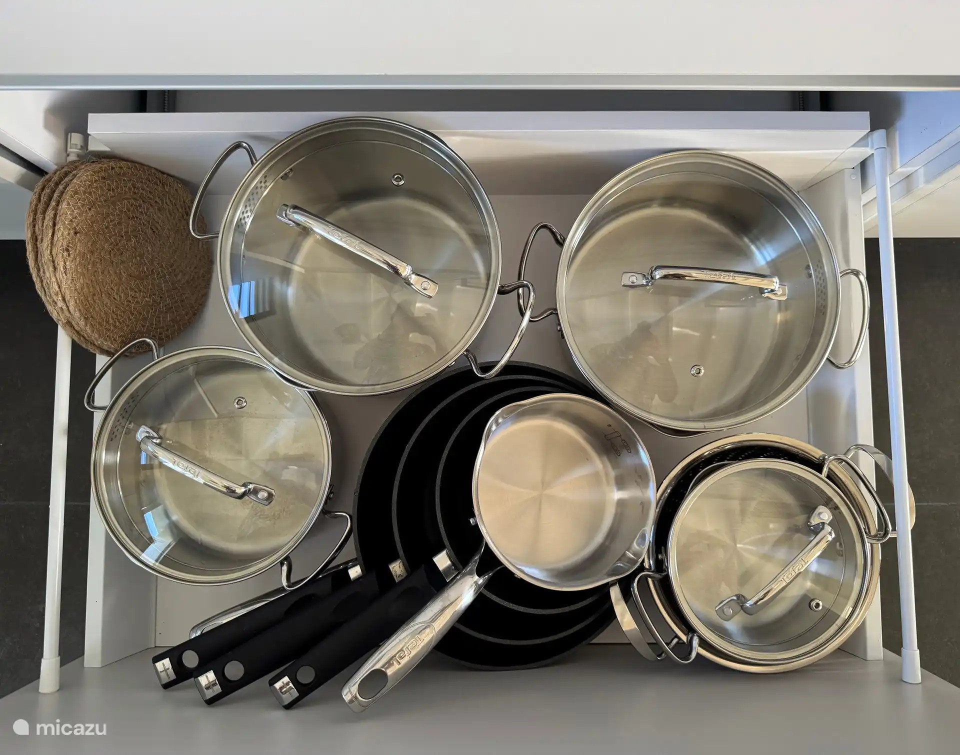 Ensemble complet de casseroles de bonne qualité. 