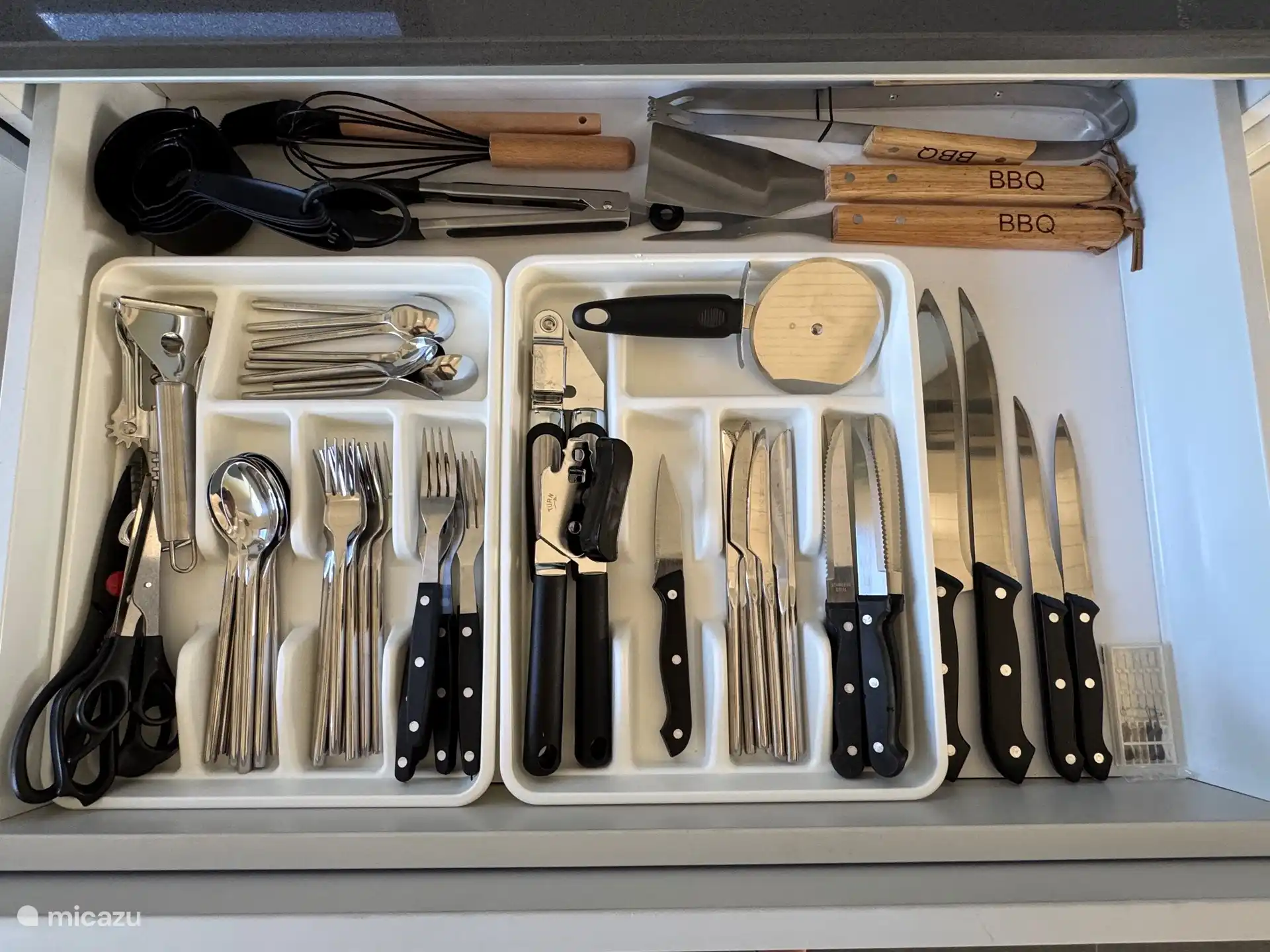 Tiroir à couverts rempli et complet.