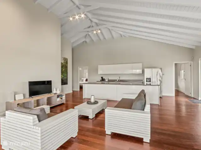 Villa Solaya 2, Jan Thiel huren in Curaçao, Banda Ariba (oost), Jan Thiel - villa Ruime living met hoge plafonds, comfortabele zithoek en open keuken