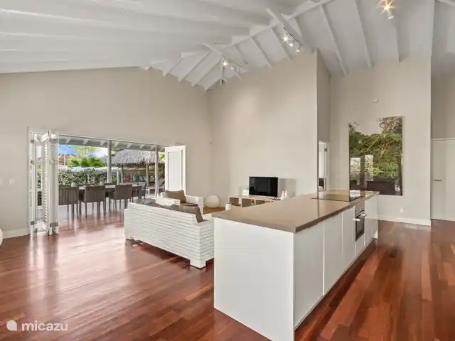 Villa Solaya 2, Jan Thiel huren in Curaçao, Banda Ariba (oost), Jan Thiel - villa Ruime living met hoge plafonds, comfortabele zithoek en open keuken