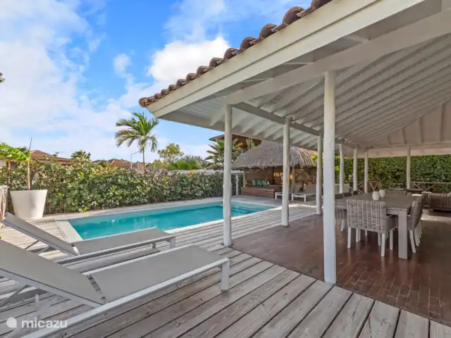 Villa Solaya 2, Jan Thiel huren in Curaçao, Banda Ariba (oost), Jan Thiel - villa Als je de tuin inrijdt, stap je binnen in een paradijs. Kleurrijke bloemen, wuivende palmen, een zwembad met ligbedden, een palapa, een heerlijke loungeset en een grote eettafel buiten onder de verand