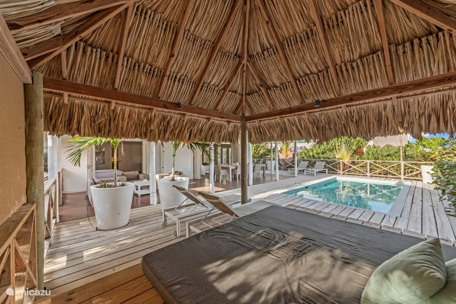 Palapa mit Liege am Pool