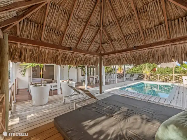 Villa Solaya 2, Jan Thiel huren in Curaçao, Banda Ariba (oost), Jan Thiel - villa Palapa met loungebed bij het zwembad