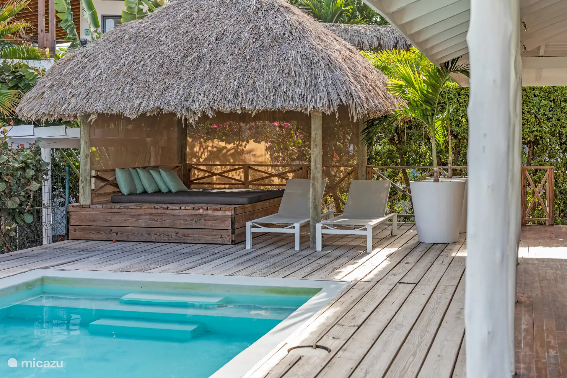 Privater Swimmingpool mit Palapa und Sonnendeck.