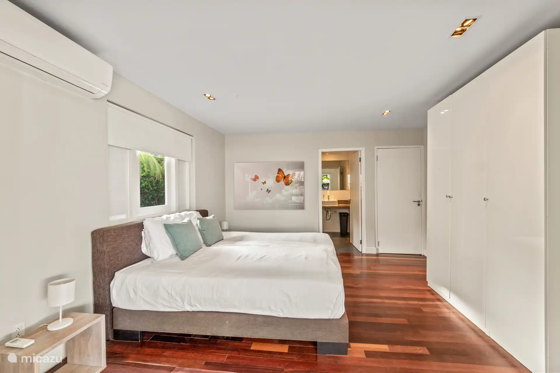 Schlafzimmer mit Klimaanlage, Kleiderschrank und Bad en-suite.