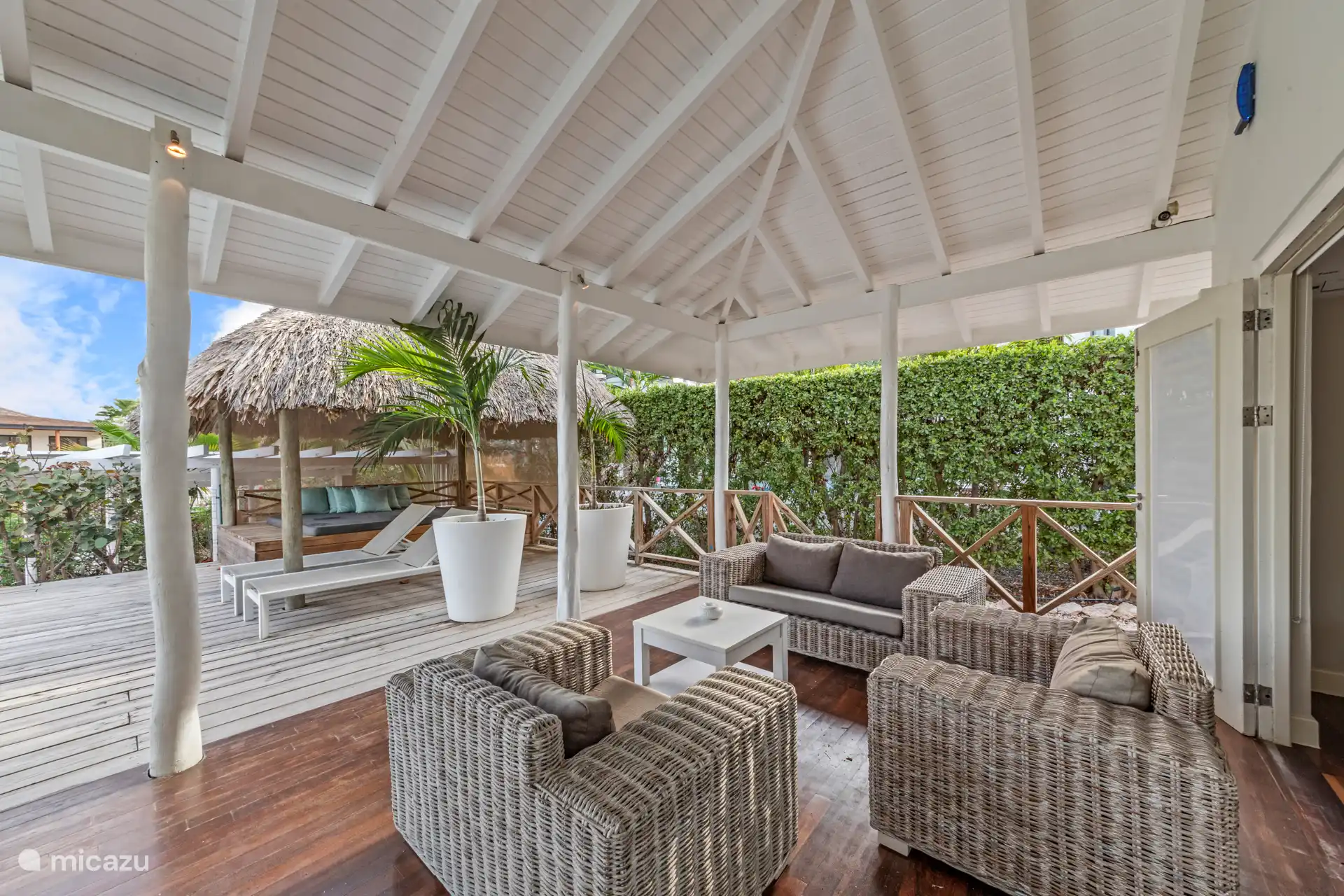 Große überdachte Terrasse mit Lounge-Set und Esstisch