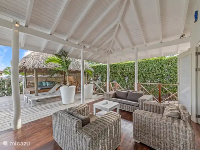 Villa Solaya 2, Jan Thiel huren in Curaçao, Banda Ariba (oost), Jan Thiel - villa Groot overdekt terras met loungset en eettafel