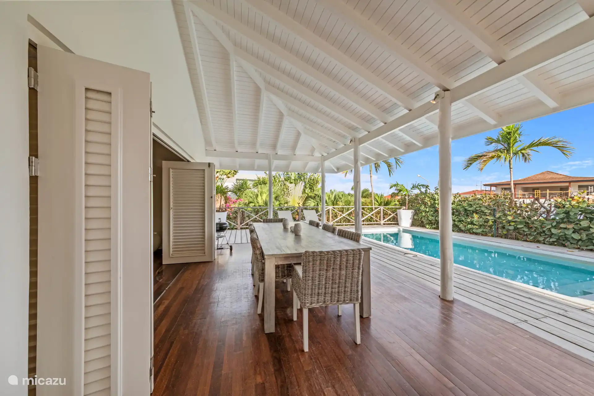 Große überdachte Terrasse mit Lounge-Set und Esstisch