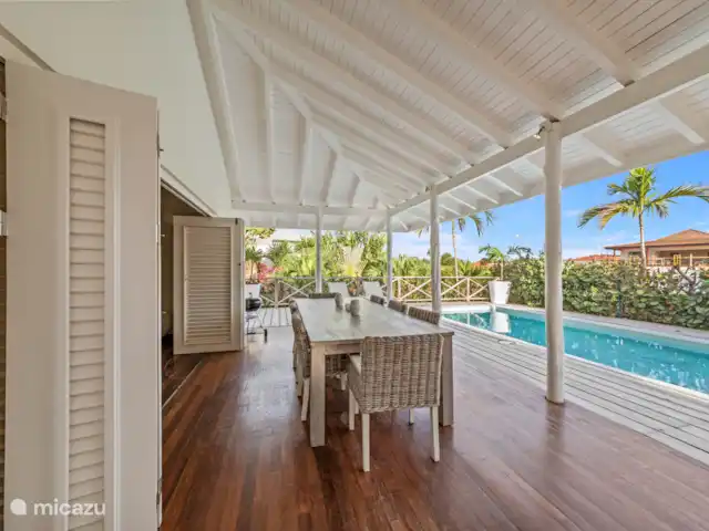 Villa Solaya 2, Jan Thiel huren in Curaçao, Banda Ariba (oost), Jan Thiel - villa Groot overdekt terras met loungset en eettafel
