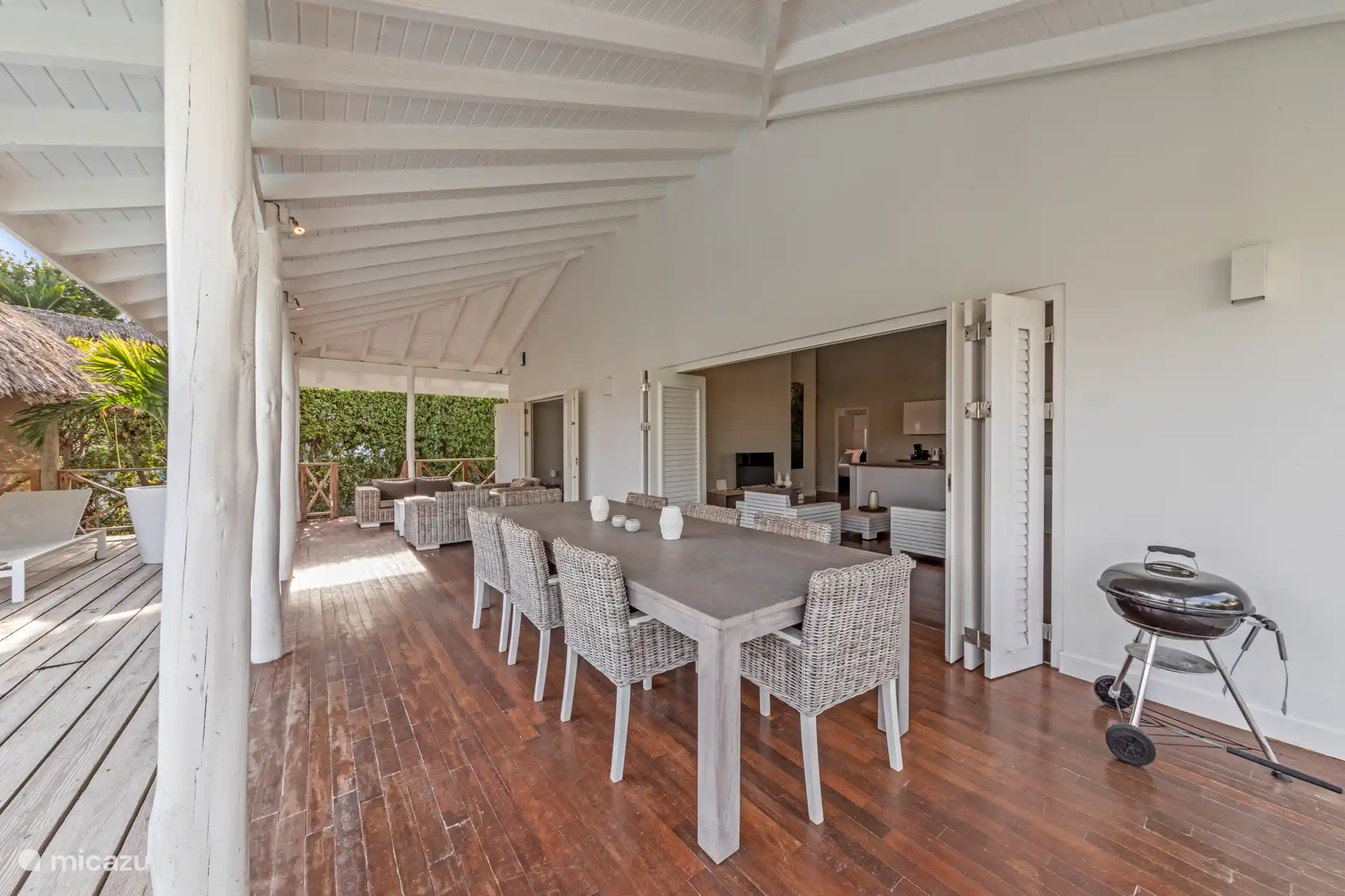 Große überdachte Terrasse mit Lounge-Set und Esstisch