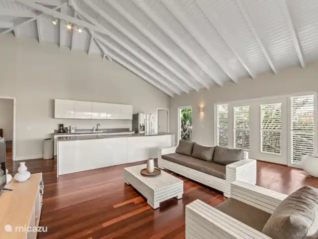 Villa Solaya 2, Jan Thiel huren in Curaçao, Banda Ariba (oost), Jan Thiel - villa Ruime living met hoge plafonds, comfortabele zithoek en open keuken