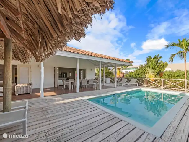 Villa Solaya 2, Jan Thiel huren in Curaçao, Banda Ariba (oost), Jan Thiel - villa Als je de tuin inrijdt, stap je binnen in een paradijs. Kleurrijke bloemen, wuivende palmen, een zwembad met ligbedden, een palapa, een heerlijke loungeset en een grote eettafel buiten onder de verand