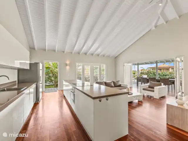 Villa Solaya 2, Jan Thiel huren in Curaçao, Banda Ariba (oost), Jan Thiel - villa Ruime living met hoge plafonds, comfortabele zithoek en open keuken