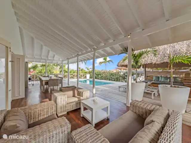 Villa Solaya 2, Jan Thiel huren in Curaçao, Banda Ariba (oost), Jan Thiel - villa Groot overdekt terras met loungeset en eettafel.