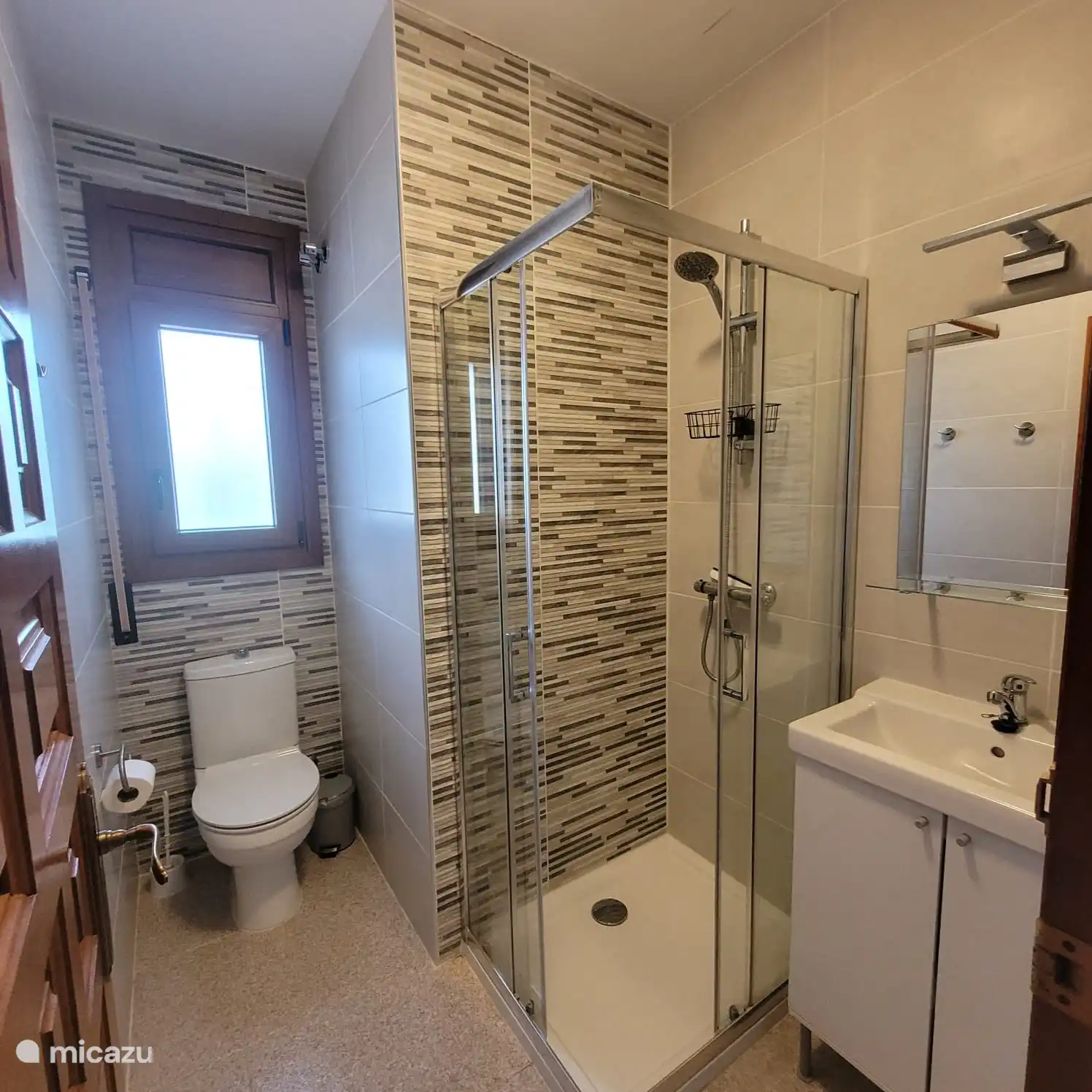 Badezimmer 1 mit Dusche, 1 Waschbecken und WC