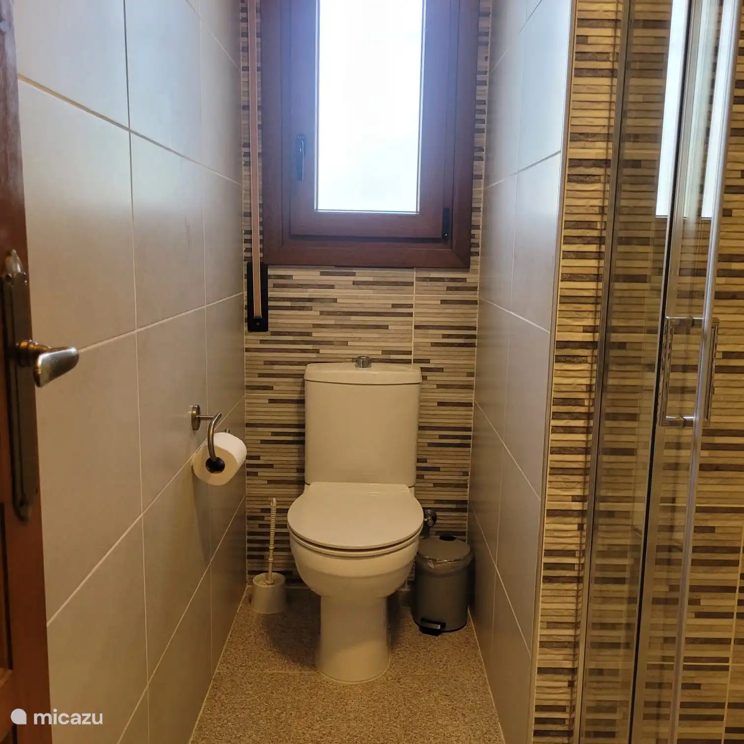 Badezimmer 1 mit Dusche, 1 Waschbecken und WC