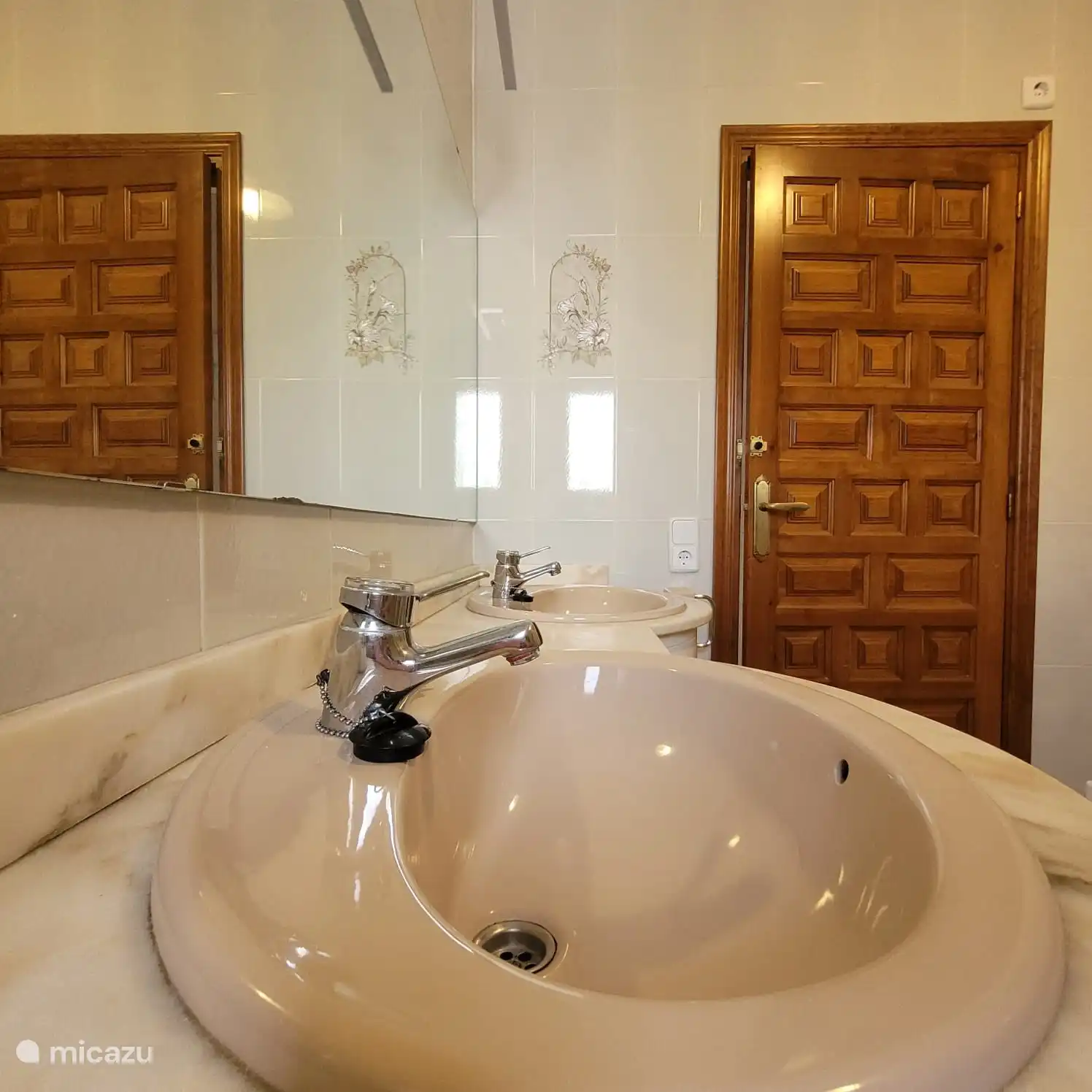 Badezimmer 2 mit Badewanne, Dusche, 2 Waschbecken, WC und Waschmaschine