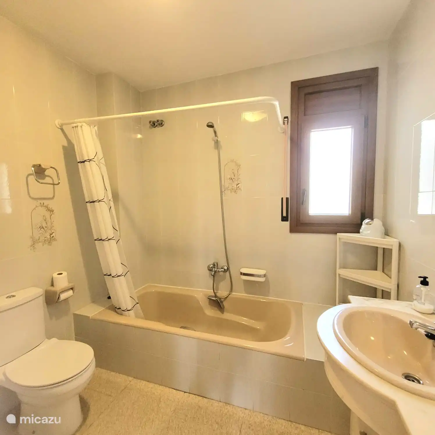 Badezimmer 2 mit Badewanne, Dusche, 2 Waschbecken, WC und Waschmaschine