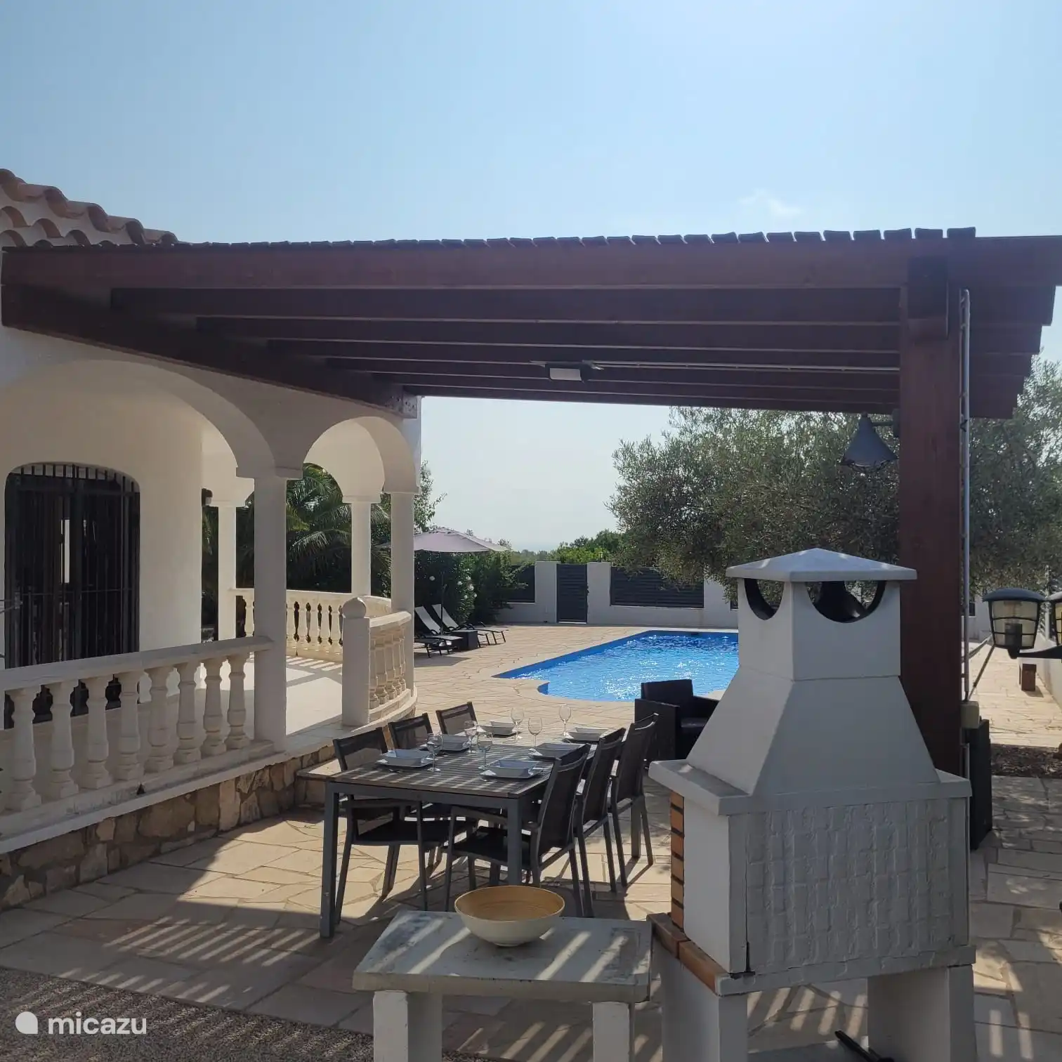 Pergola mit Essbereich und Grill