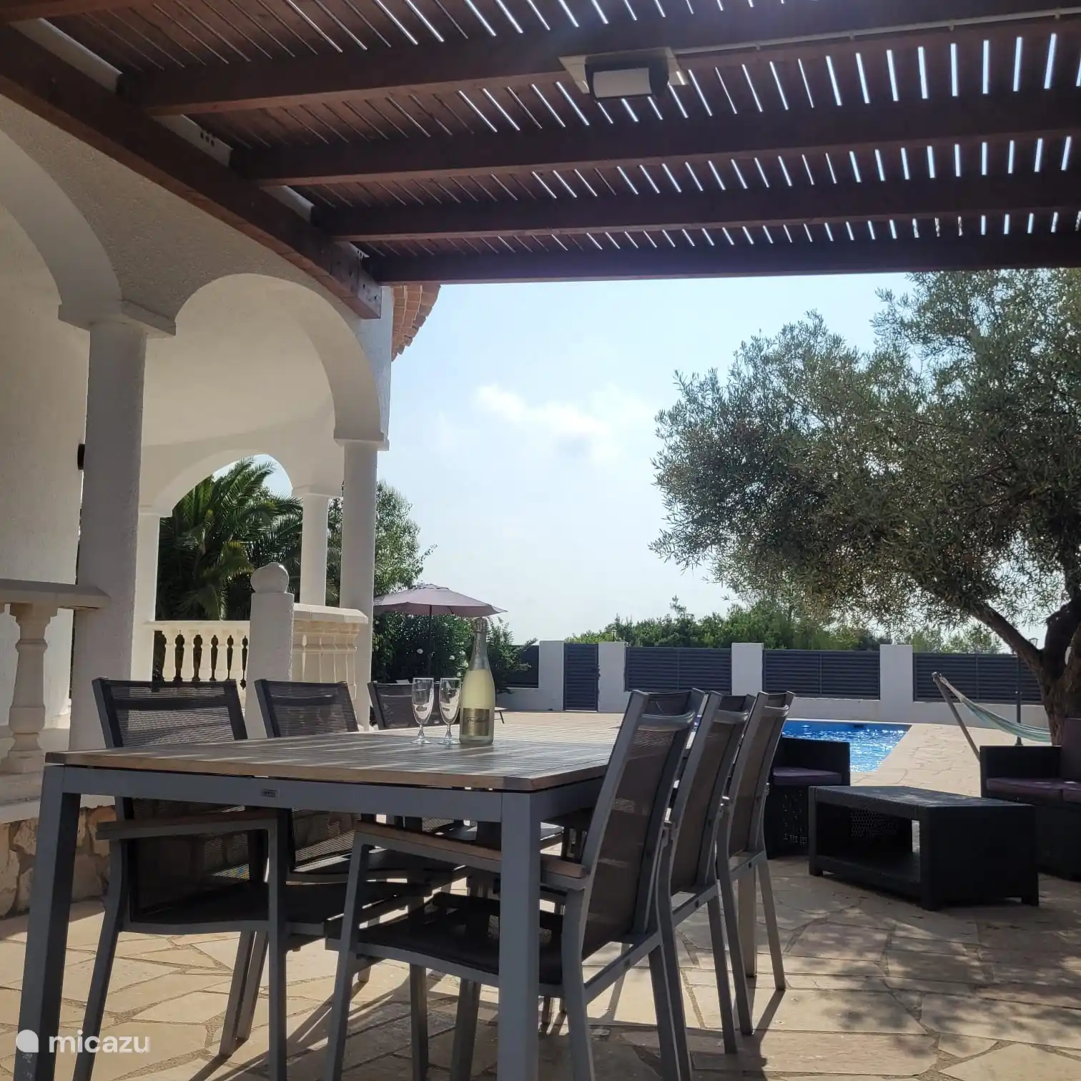 Pergola mit Essbereich und Grill