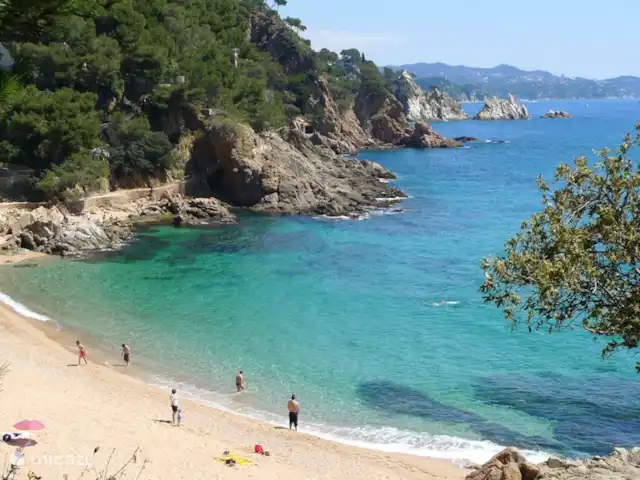 villa huren in Spanje, Costa Brava, Blanes – Villa Serena Het strand van Cala Sant Francesc op 4 minuten lopen van het huis.
