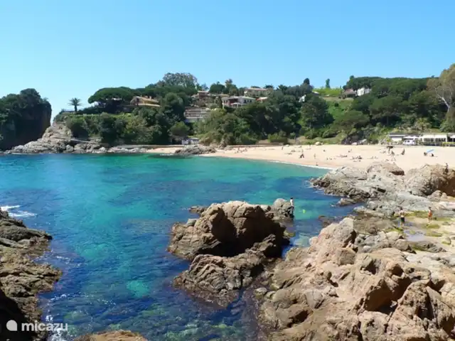 villa huren in Spanje, Costa Brava, Blanes – Villa Serena Het strand van Cala Sant Francesc op 4 minuten lopen van het huis.