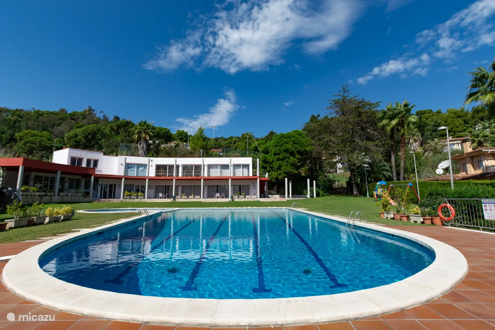 Community Club 2 Gehminuten vom Haus entfernt, mit Swimmingpool, Kinderbecken, Tennisplatz und Schaukeln.