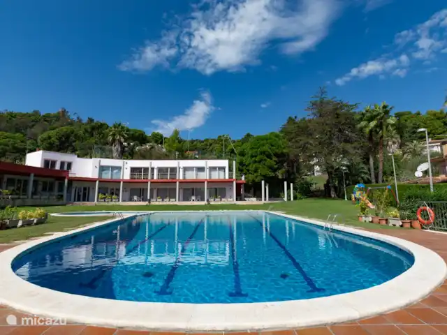 villa huren in Spanje, Costa Brava, Blanes – Villa Serena Gemeenschapsclub op 2 minuten lopen van het huis, met zwembad, kinderbad, tennisbaan en schommels.