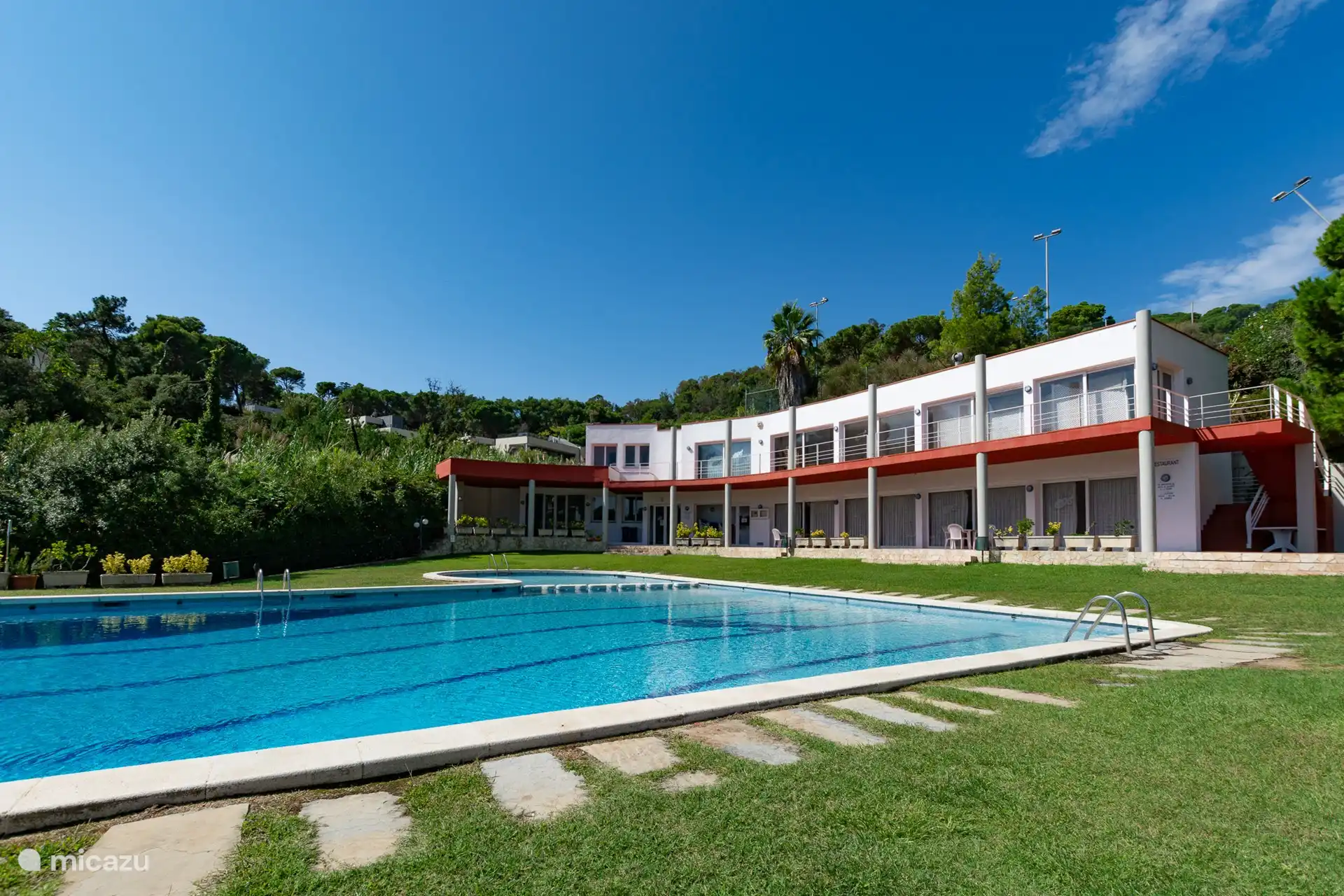 Community Club 2 Gehminuten vom Haus entfernt, mit Swimmingpool, Kinderbecken, Tennisplatz und Schaukeln.