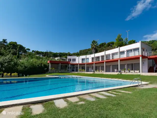 villa huren in Spanje, Costa Brava, Blanes – Villa Serena Gemeenschapsclub op 2 minuten lopen van het huis, met zwembad, kinderbad, tennisbaan en schommels.