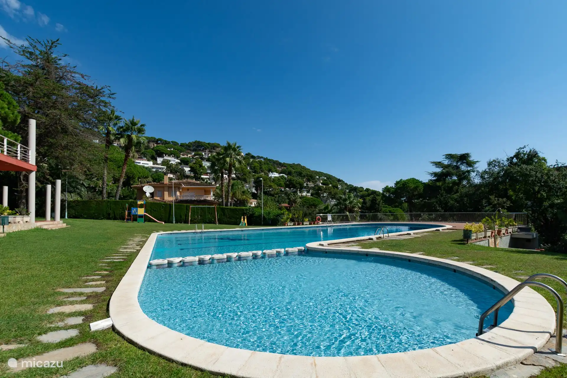 Community Club 2 Gehminuten vom Haus entfernt, mit Swimmingpool, Kinderbecken, Tennisplatz und Schaukeln.