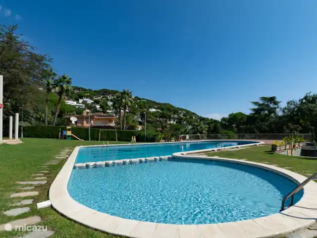 villa huren in Spanje, Costa Brava, Blanes – Villa Serena Gemeenschapsclub op 2 minuten lopen van het huis, met zwembad, kinderbad, tennisbaan en schommels.