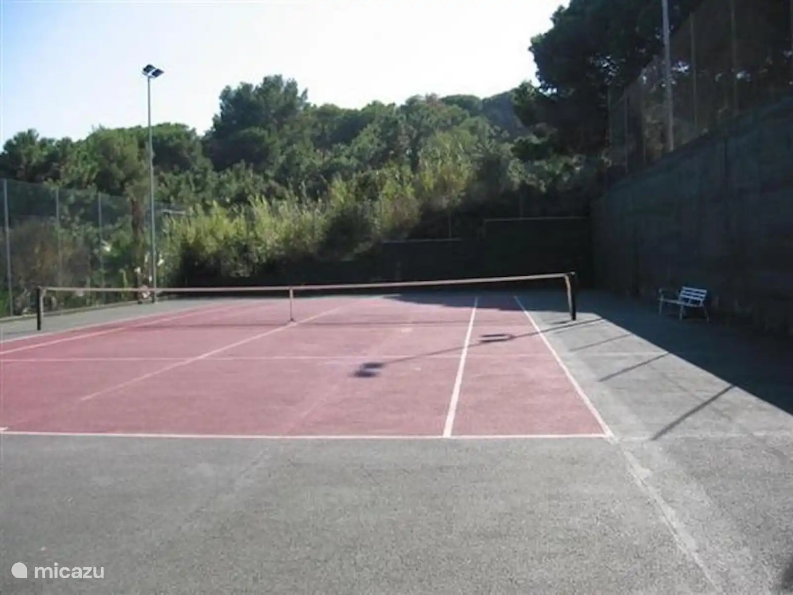 Community Club 2 Gehminuten vom Haus entfernt, mit Swimmingpool, Kinderbecken, Tennisplatz und Schaukeln.