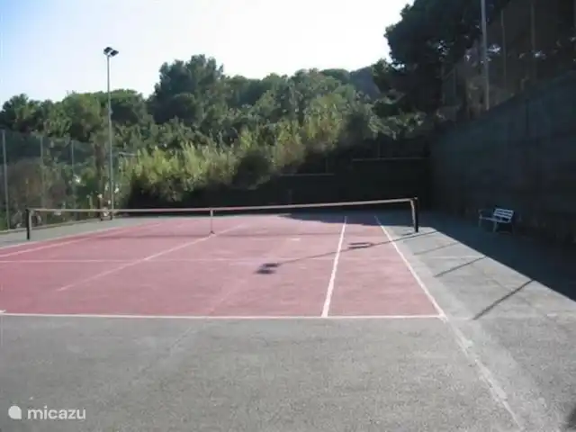 villa huren in Spanje, Costa Brava, Blanes – Villa Serena Gemeenschapsclub op 2 minuten lopen van het huis, met zwembad, kinderbad, tennisbaan en schommels.