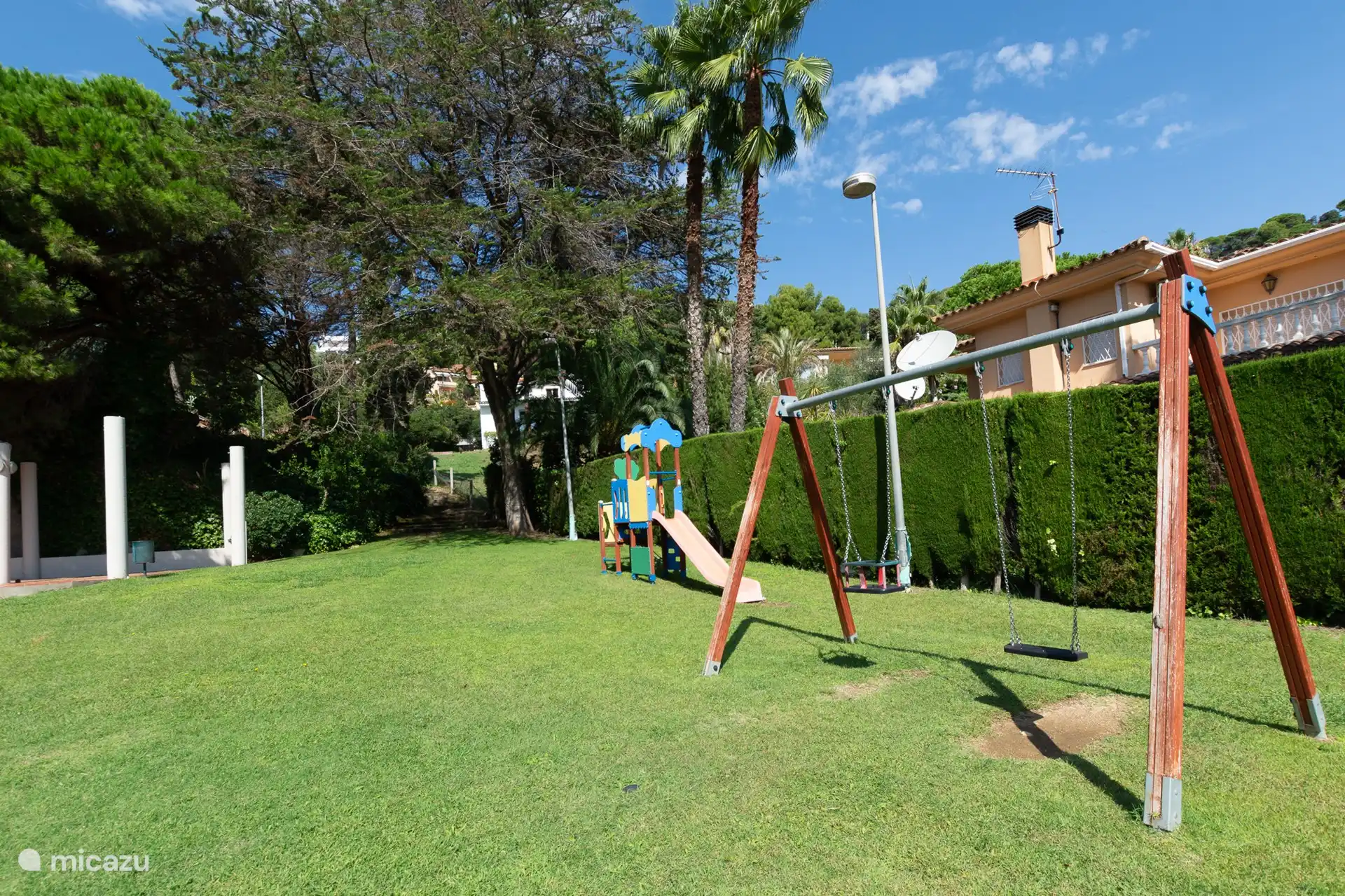 Community Club 2 Gehminuten vom Haus entfernt, mit Swimmingpool, Kinderbecken, Tennisplatz und Schaukeln.