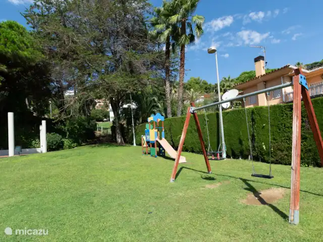 villa huren in Spanje, Costa Brava, Blanes – Villa Serena Gemeenschapsclub op 2 minuten lopen van het huis, met zwembad, kinderbad, tennisbaan en schommels.