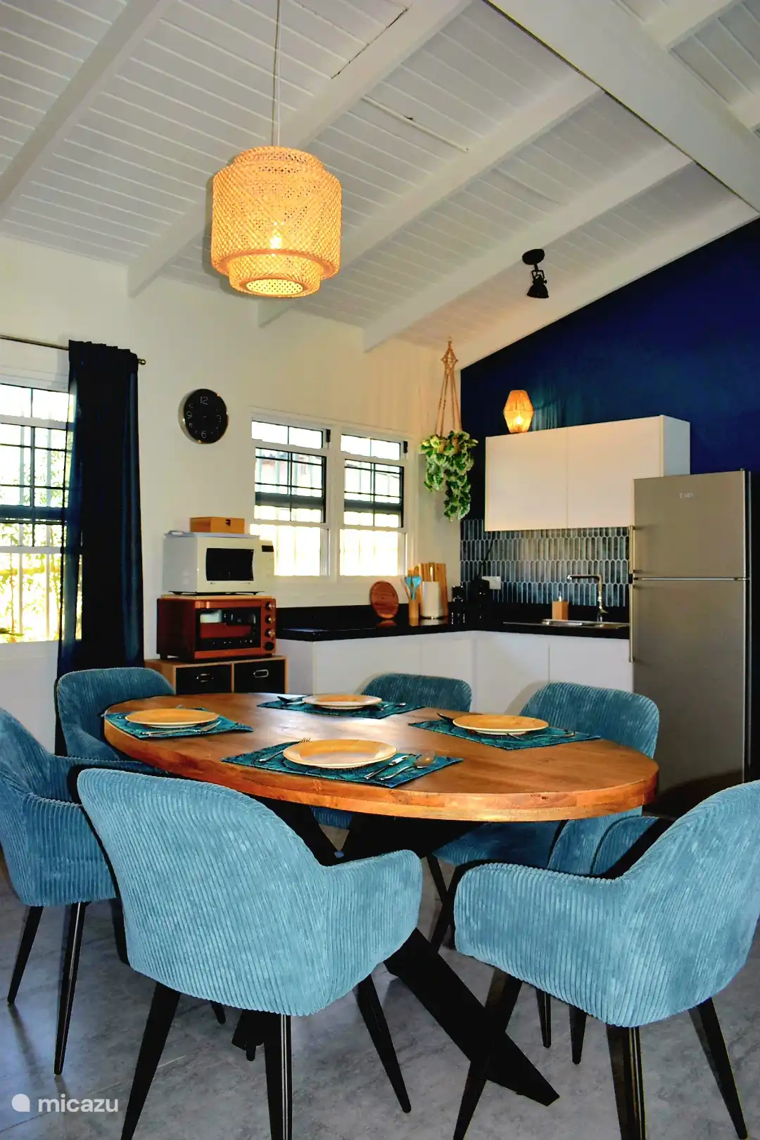 cocina con mesa de comedor