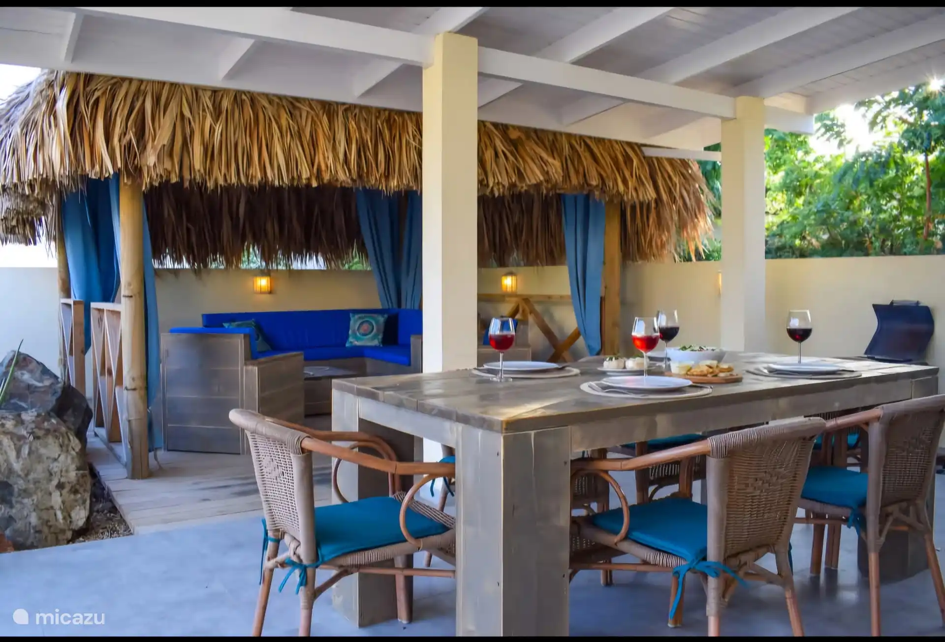 Porche con gran mesa de comedor