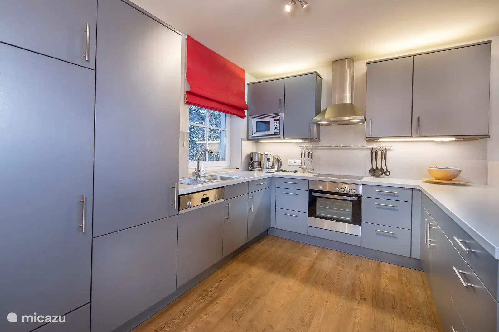 De ruime open keuken is van alle gemakken voorzie: koffiezetapparaat, Senseo, oven, koelkast, vriezer, waterkoker en magnetron.