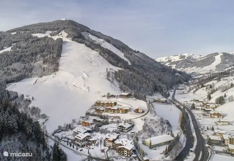 Het dal van Saalbach, met links het appartement en de de Jausernafdaliing.