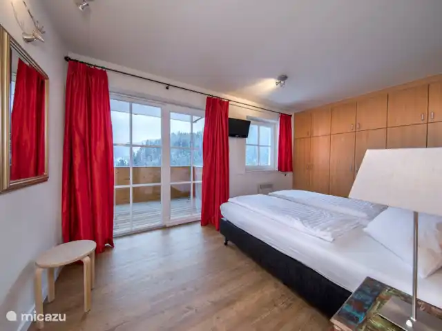 Profitez de Saalbach Top E2 | Autriche, Salzburgerland, Saalbach - appartement Chambre 1 avec un lit double et accès au balcon.