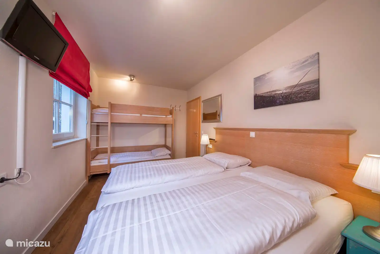 Slaapkamer 3 met een tweepersoonsbed en een stapeldbed.