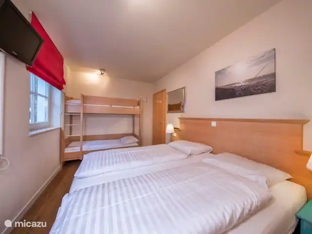 Profitez de Saalbach Top E2 | Autriche, Salzburgerland, Saalbach - appartement Chambre 3 avec un lit double et un lit superposé.