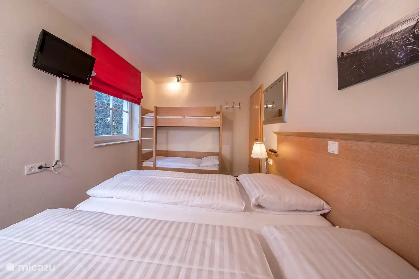 Slaapkamer 3 met een tweepersoonsbed en een stapeldbed.