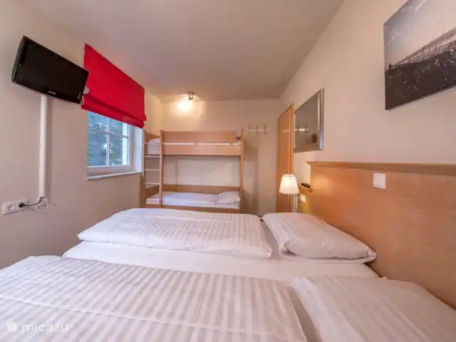 Profitez de Saalbach Top E2 | Autriche, Salzburgerland, Saalbach - appartement Chambre 3 avec un lit double et un lit superposé.